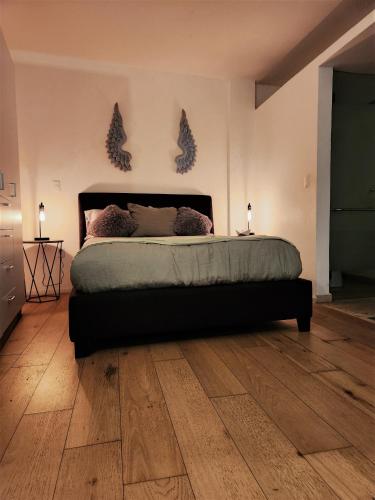 a bedroom with a bed with two birds on the wall at Downtown Ciudad de México in Mexico City