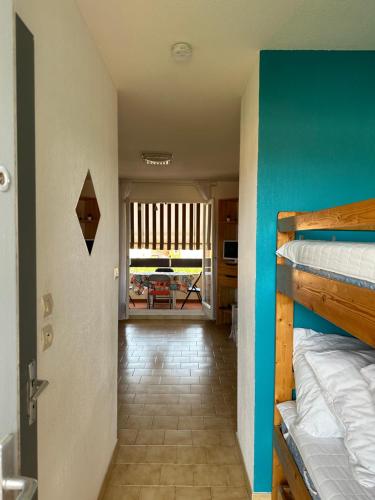 een hal met 2 stapelbedden in een kamer bij Camargue Village Sun and Beach #1 5 Personnes in Le Grau-du-Roi