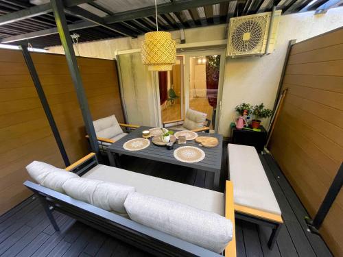 Il dispose d'une terrasse avec une table et des chaises. dans l'établissement T1/ terrasse /proche centre Lyon, à La Mulatière