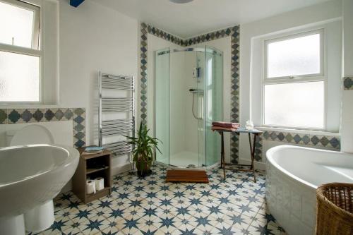 W łazience znajduje się wanna, prysznic i umywalka. w obiekcie SPACIOUS HOUSE w mieście Morecambe