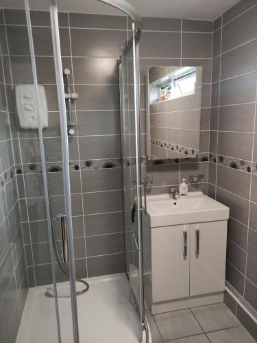 a bathroom with a shower and a sink at Perfect Place in Walsall/ 4 bedroom / long term workers or family home in Walsall