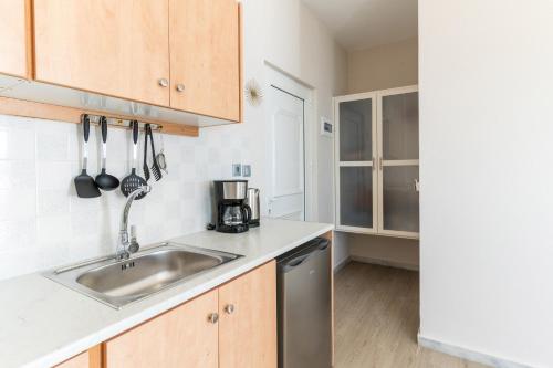 Η κουζίνα ή μικρή κουζίνα στο Cape Blue Suites