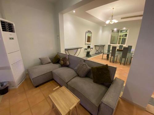 ein Wohnzimmer mit einem Sofa und einem Esszimmer in der Unterkunft فيلا درة العروس الشاطئ الذهبي in Durrat Al-Arus