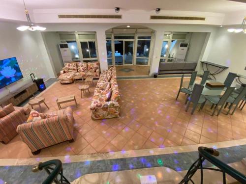 ein großes Wohnzimmer mit Sofas und einem Flachbild-TV in der Unterkunft فيلا درة العروس الشاطئ الذهبي in Durrat Al-Arus