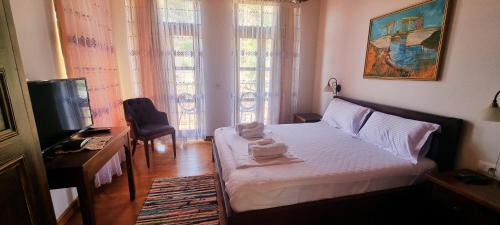 培拉特的住宿－Hotel Gorica - UNESCO quarter，一间卧室配有带毛巾的床