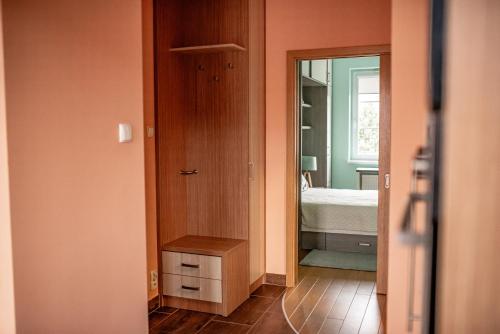Ένα μπάνιο στο Yacht Apartments Giżycko