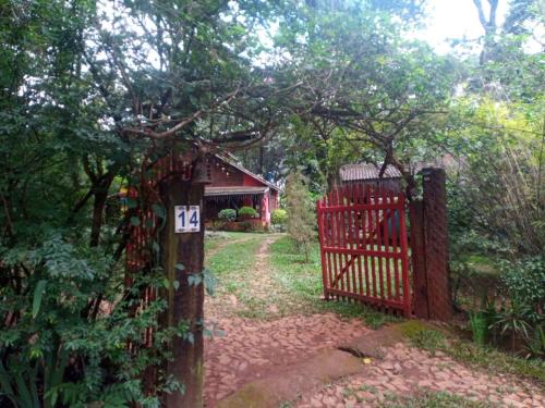 a red gate in front of a house at Chalé Cores da Mata in Brumadinho