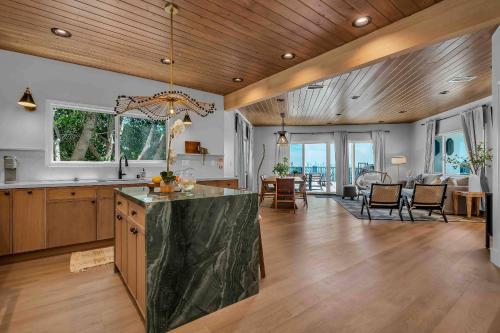 una cucina a pianta aperta e un soggiorno con soffitti in legno di Sycamore View Villa I a Los Angeles