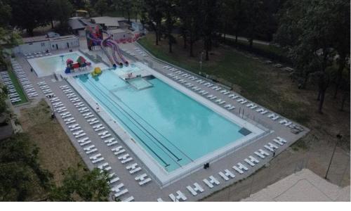 an overhead view of a large swimming pool at APPARTAMENTO INCANTEVOLE : TORINO in Turin