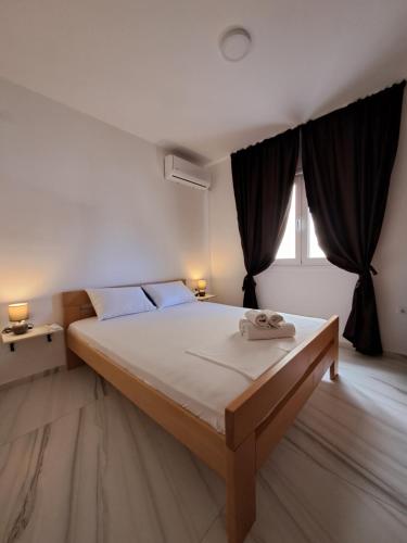 1 dormitorio con 1 cama grande en una habitación en Apartments MileS, en Utjeha