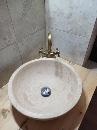 a sink in a bathroom with aaucet at Casuta din Valea Regilor in Grădiştea de Munte