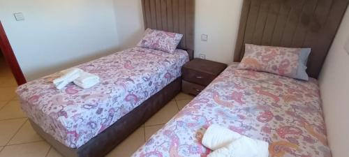 2 Betten nebeneinander in einem Zimmer in der Unterkunft nour in Oued Laou