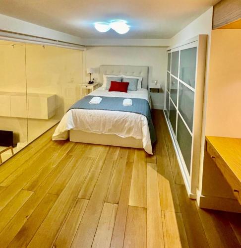 Schlafzimmer mit einem Bett und Holzboden in der Unterkunft Apartamento "Villa Marinera" in Luanco
