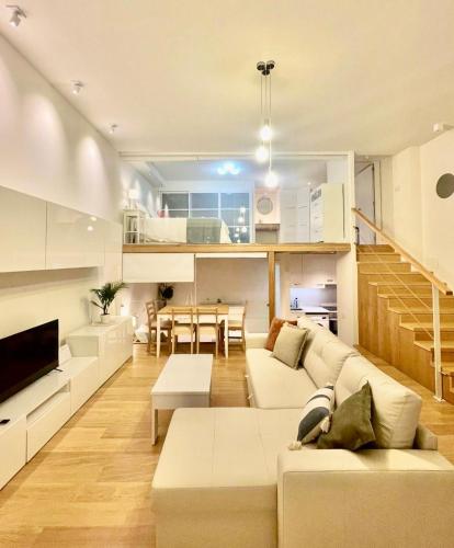 ein Wohnzimmer mit einem Sofa und einem Tisch in der Unterkunft Apartamento "Villa Marinera" in Luanco