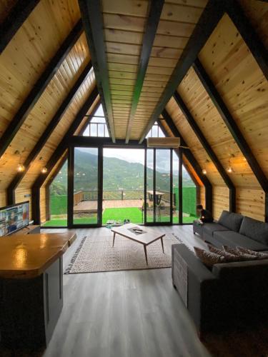 a large living room with a large vaulted ceiling at Gohali Bungalov in Trabzon