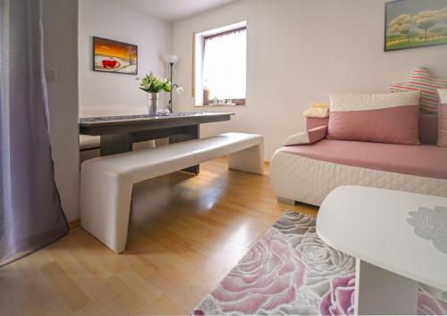 uma sala de estar com um sofá e uma mesa em Ferienappartment Charly em Mutlangen