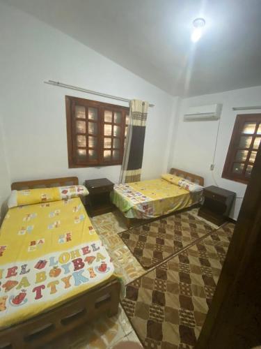 a room with two beds in a room at شالية مفروش قرية سما العريش in El Arish