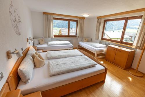 um quarto com duas camas num quarto em Haus Theresia Rüf em Au im Bregenzerwald