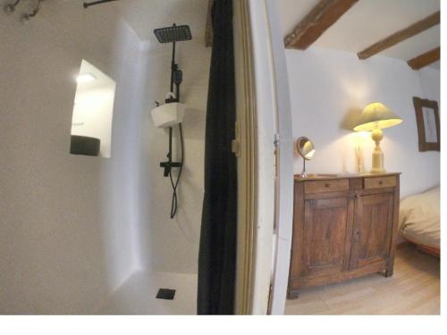 uma sala com um quarto com uma cama e um candeeiro em VieuxChateau em Menton