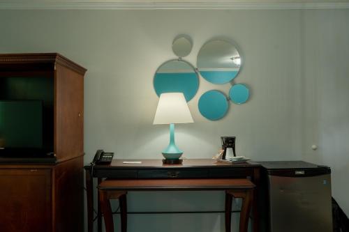 a lamp sitting on a table next to a tv at Howard Johnson by Wyndham Niagara Falls in Niagara Falls