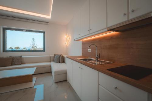- une cuisine avec un canapé et un évier dans la chambre dans l'établissement Arcs Boutique Villa Hotel, à Mykonos