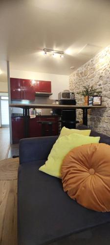 - un canapé avec un oreiller dans le salon dans l'établissement Montpellier centre-ville, à Montpellier