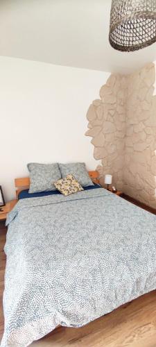 une chambre avec un lit avec une couette bleue dans l'établissement Montpellier centre-ville, à Montpellier