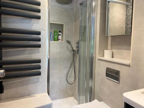ein Bad mit einer Dusche und einem Waschbecken in der Unterkunft 300m to Fitzwilliam museum 3 en-suites double bedroom Victoria house in Cambridge