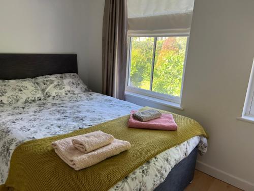 um quarto com uma cama com duas toalhas em 300m to Fitzwilliam museum 3 en-suites double bedroom Victoria house em Cambridge