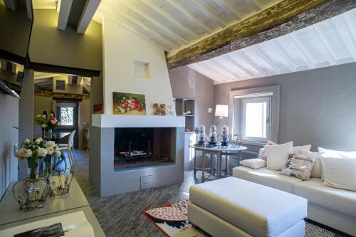 拉亞蒂科的住宿－La Casetta di Borgo Appartamento Albero，客厅配有白色沙发和壁炉