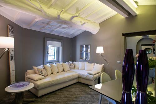 拉亞蒂科的住宿－La Casetta di Borgo Appartamento Albero，客厅配有白色的沙发和桌子