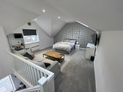 uma sala de estar com um sofá e uma cama em Welcome properties - Self Check-In whole apartment em Swindon