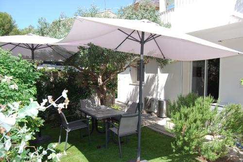 Photo de la galerie de l'établissement Adorable guest house Vue et Accès direct mer, à Saint-Mandrier-sur-Mer