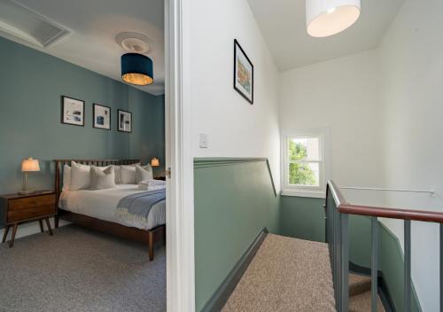 Premium Designer 4 Bedroom Home in Clifton - 3 Bathrooms & Cinema Room photo 28