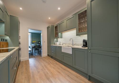 Premium Designer 4 Bedroom Home in Clifton - 3 Bathrooms & Cinema Room photo 29
