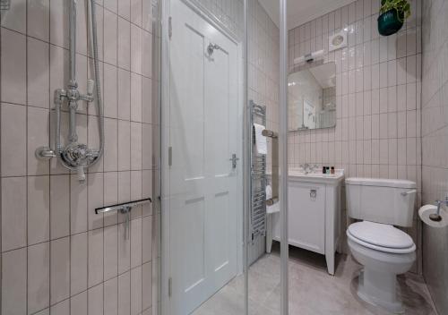 Premium Designer 4 Bedroom Home in Clifton - 3 Bathrooms & Cinema Room photo 27