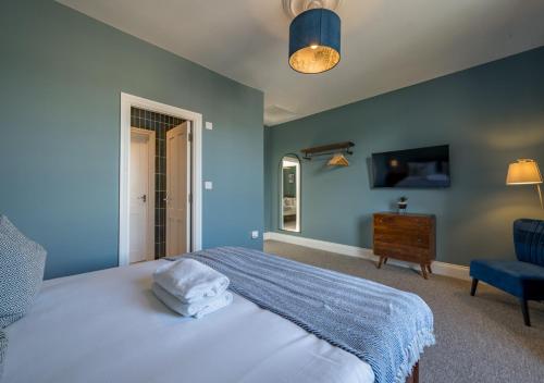Premium Designer 4 Bedroom Home in Clifton - 3 Bathrooms & Cinema Room photo 18