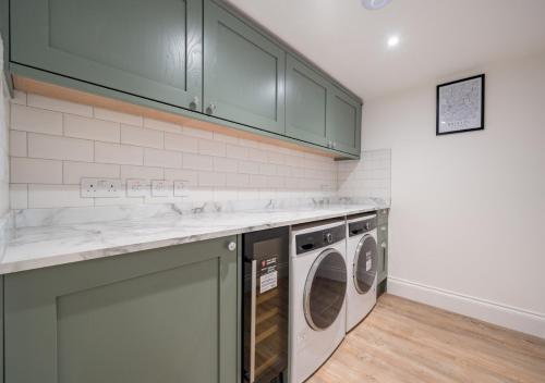 Premium Designer 4 Bedroom Home in Clifton - 3 Bathrooms & Cinema Room photo 20