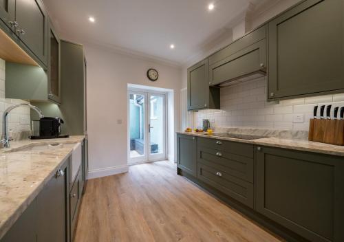 Premium Designer 4 Bedroom Home in Clifton - 3 Bathrooms & Cinema Room photo 19