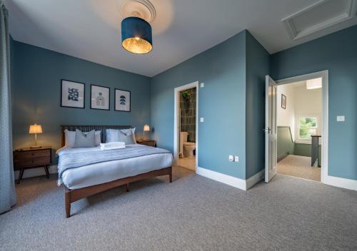 Premium Designer 4 Bedroom Home in Clifton - 3 Bathrooms & Cinema Room photo 15