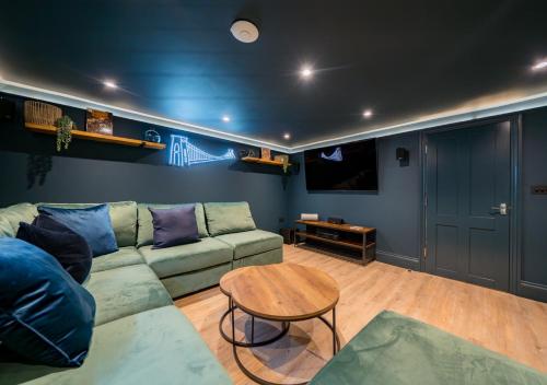 Premium Designer 4 Bedroom Home in Clifton - 3 Bathrooms & Cinema Room photo 10