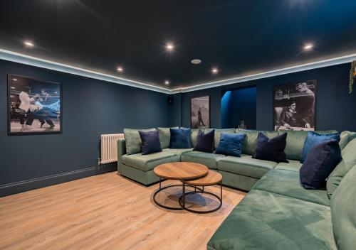 Premium Designer 4 Bedroom Home in Clifton - 3 Bathrooms & Cinema Room photo 35