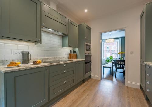 Premium Designer 4 Bedroom Home in Clifton - 3 Bathrooms & Cinema Room photo 11