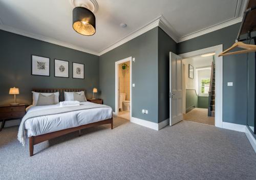 Premium Designer 4 Bedroom Home in Clifton - 3 Bathrooms & Cinema Room photo 36