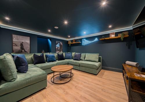 Premium Designer 4 Bedroom Home in Clifton - 3 Bathrooms & Cinema Room photo 37