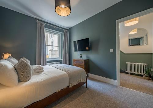 Premium Designer 4 Bedroom Home in Clifton - 3 Bathrooms & Cinema Room photo 38