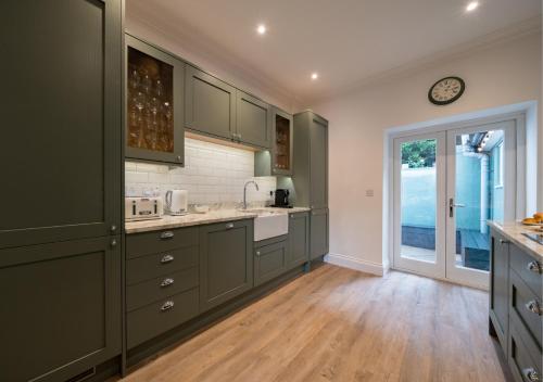 Premium Designer 4 Bedroom Home in Clifton - 3 Bathrooms & Cinema Room photo 42
