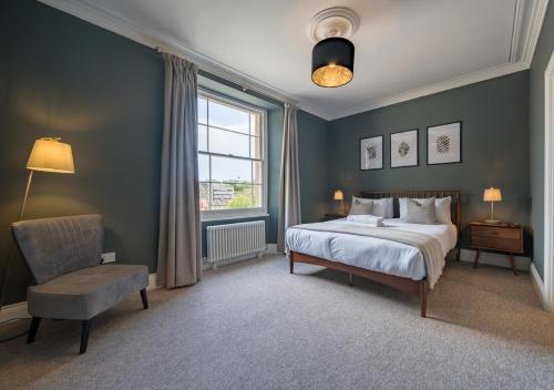 Premium Designer 4 Bedroom Home in Clifton - 3 Bathrooms & Cinema Room photo 13