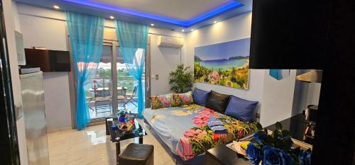 ein Wohnzimmer mit einem Sofa vor einem Fenster in der Unterkunft Perfect Suites in Neos Marmaras