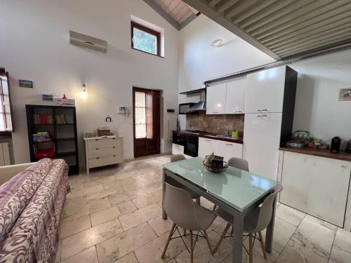 a kitchen with a table and chairs in a room at Casa Linda in Siena